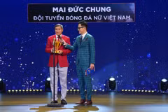 Huấn luyện viên Mai Đức Chung nhận giải Huấn luyện viên của năm tại Cúp Chiến thắng 2022. (Ảnh: CTV/Vietnam+)