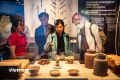 Du khách tìm hiểu và tham quan bộ sưu tập vũ khí thời Lê được công nhận là bảo vật quốc gia. (Ảnh: PV/Vietnam+)