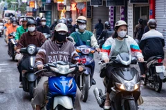 Hà Nội: Người dân đón đợt gió mùa mới kèm mưa nhỏ trong sáng 7/11