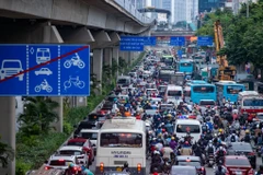 Hà Nội: Nhiều ‘lô cốt tôn’ bóp nghẹt các tuyến đường, gây ùn tắc thường xuyên