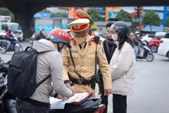 Hà Nội: Xử lý nhiều phương tiện đi ngược chiều tại ngã tư Khuất Duy Tiến
