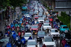 Hà Nội: Người dân chật vật di chuyển dưới trời mưa rét trong ngày đầu tuần 