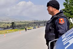Cảnh sát Albania tại làng Lazarat. (Nguồn: AP)