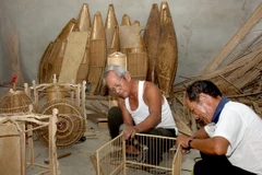 Lao động tại một hợp tác xã mây tre đan. (Ảnh minh họa: Đình Huệ/TTXVN)