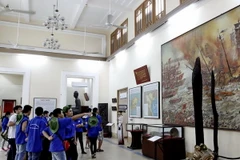 Hun đúc tình yêu quê hương, biển đảo trong lớp kiều bào trẻ