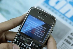 Nhắn tin ủng hộ qua Cổng thông tin nhân đạo quốc gia. (Ảnh: Minh Tú/TTXVN)