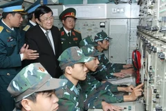 Chủ tịch nước đến thăm, chúc Tết Bộ đội phòng không