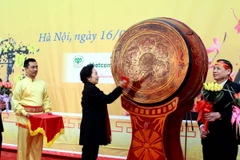 Phó Chủ tịch nước đánh trống khai mạc Lễ hội Xuân hồng