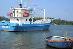 Bàn giao tàu đánh cá vỏ thép cho ngư dân Quảng Ngãi
