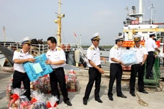 Chuyển quà Tết lên tàu để mang tặng các chiến sỹ. (Ảnh minh họa: Tuấn Anh/TTXVN)