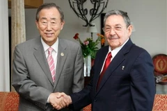 Tổng Thư ký Liên hợp quốc và Chủ tịch Raul Castro trong một cuộc gặp. (Nguồn: AP)