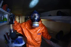 Một người phụ nữ đeo khẩu trang trong một nơi trú ẩn hạt nhân tại Paris vào ngày 14/11/2012. (Nguồn: AFP)