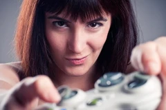 Phụ nữ tốn thời gian và tiền bạc để chơi game hơn nam giới