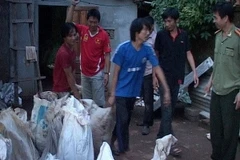 Phát hiện khối lượng lớn thuốc bom cất giấu trong nắp capo