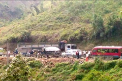 Yên Bái: Xe tải đấu đầu, Quốc lộ 70 ách tắc nhiều giờ