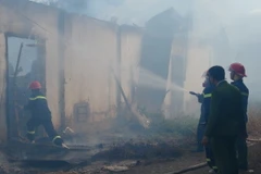 Dập tắt đám cháy tại kho hàng ở Sơn La. (Ảnh: Lê Hữu Quyết/Vietnam+)