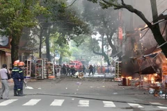 Cháy lớn kèm theo nhiều tiếng nổ khiến cả khu phố náo loạn