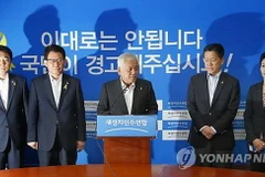 Hai lãnh đạo đảng đối lập chính tại Hàn Quốc xin từ chức