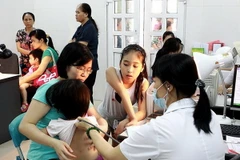 Hà Nội luân phiên y bác sỹ để tăng tải cho bệnh viện huyện 