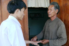 "Thầy rắn" Lư Hào tận tình cứu chữa hàng nghìn người