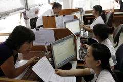 Tư vấn cho doanh nghiệp nộp thuế ở TP.HCM. (Ảnh: Hoàng Hải/TTXVN)