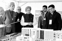 Thủ tướng Ấn Độ Manmohan Singh xem mô hình Trung tâm toàn cầu về đối tác năng lượng hạt nhân. (Nguồn: PTI)