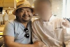 Kim Jong-Nam chụp ảnh với đầu bếp người Italy tại Jakarta ngày 4/5. (Nguồn: Chosun.com)