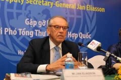 Phó Tổng Thư ký Thường trực Liên hợp quốc Jan Eliasson gặp gỡ các cơ quan báo chí sau chuyến thăm, khảo sát tại tỉnh Bến Tre. (Ảnh: Thanh Vũ/TTXVN) 