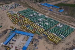 Xe buýt nằm xếp hàng như một nghĩa trang tại Trung Quốc. (Nguồn: CCTVNews)