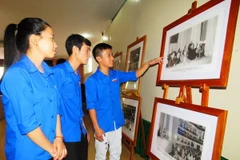 Khách tham quan Triển lãm ảnh "Chủ tịch Hồ Chí Minh với công tác bầu cử đại biểu Quốc hội và Hội đồng nhân dân các cấp” tại Quảng Bình. (Ảnh minh họa: Mạnh Thành/TTXVN)