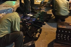 Tang vật bị cơ quan chức năng thu giữ. (Ảnh: Nguyễn Sơn/Vietnam+)