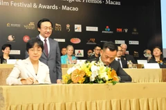 Cục trưởng Cục Du lịch Macau, bà Văn Kỳ Hoa và đối tác ký thỏa thuận hợp tác tổ chức IFAM lần thứ nhất. (Ảnh: Xuân Tuấn/Vietnam+)