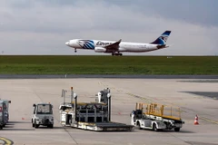 Một máy bay của hãng hàng không EgyptAir cất cánh từ sân bay Charles de Gaule, Paris, Pháp ngày 19/5. (Nguồn: EPA/TTXVN)
