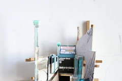 Bằng việc kết hợp tranh in, gỗ và các vật liệu khác, Blasco đã chuyển những hình ảnh 2D thành một không gian kiến trúc 3D cực kỳ độc đáo. (Nguồn: Sputnik)