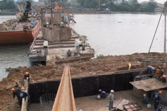 Các đơn vị thi công đang đẩy nhanh tiến độ xây dựng cầu Ghềnh. (Ảnh: Sỹ Tuyên/TTXVN)