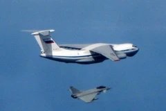 Máy bay chiến đấu Typhoon của Anh (phía dưới) bay gần máy bay IL76 Candid của Nga tại vùng trời ngoài khơi bờ biển Baltic ngày 12/5. (Nguồn: EPA/TTXVN)