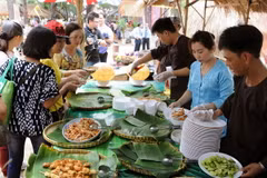 Du khách tham quan thưởng thức các món ăn tại Liên hoan. (Ảnh: An Hiếu/TTXVN)