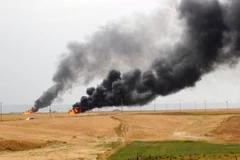 Khói bốc lên từ các giếng dầu tại mỏ Khubbaz ngày 4/5. (Nguồn: THX/TTXVN)