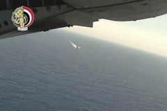 Hải quân Ai Cập tham gia tìm kiếm máy bay gặp nạn MS804 ngoài khơi phía bắc thành phố Alexandria, trên Địa Trung Hải ngày 19/5. (Nguồn: EPA/TTXVN)