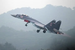 Máy bay chiến đấu Sukhoi SU-35 cất cánh trong chuyến bay thử tại Chu Hải, Quảng Đông, Trung Quốc. (Nguồn: AFP/TTXVN)