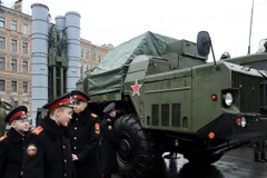 Hệ thống tên lửa đất đối không S-300 PMU trưng bày tại triển lãm quân sự ở Saint Petersburg ngày 20/2/2015. (Nguồn: AFP/TTXVN)
