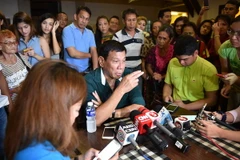 Tân Tổng thống Rodrigo Duterte (giữa) phát biểu trong cuộc họp báo ở Davao. (Nguồn: AFP/TTXVN)