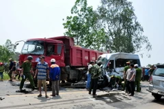 Hiện trường vụ tại nạn, đầu chiếc xe khách bị bẹp dúm. (Ảnh: Đinh Thị Hương/TTXVN)