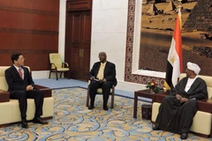 Đại sứ Đỗ Hoàng Long và Tổng thống CH Sudan Omar Al Bashir tại lễ trình Quốc thư. (Ảnh: Nguyễn Trưởng/Vietnam+)