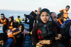 Người di cư tới đảo Lesbos của Hy Lạp sau khi vượt biển Aegean từ Thổ Nhĩ Kỳ. (Nguồn: AFP/TTXVN)