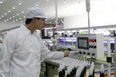  Sản xuất đèn Led tiết kiệm năng lượng của Công ty Kim Đỉnh tại Khu Công nghệ cao Thành phố Hồ Chí Minh. (Ảnh: Thanh Vũ/TTXVN)