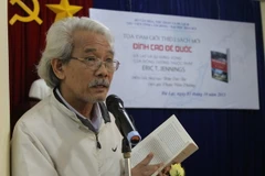 Dịch giả Phạm Viêm Phương giới thiệu cuốn sách “Đỉnh cao đế quốc - Đà Lạt và sự hưng vong của Đông Dương thuộc Pháp.” (Ảnh: Hoàng Kha/TTXVN)