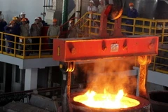 Những cây thép đầu tiên ra lò, đạt chuẩn về chất lượng. (Ảnh: Quốc Đạt/TTXVN)