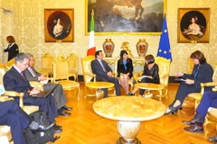 Trưởng Ban Đối ngoại Trung ương Hoàng Bình Quân trong cuộc gặp với bà Marina Sereni, Phó Chủ tịch Hạ viện Italy. (Ảnh: Đức Hòa/Vietnam+)