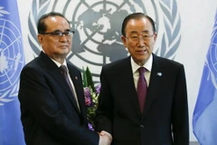 Bộ trưởng Ngoại giao Triều Tiên Ri Su-Yong và Tổng thư ký Liên hợp quốc Ban Ki-moon trong cuộc gặp bên lề phiên họp của Đại hội đồng Liên hợp quốc. (Nguồn: AFP/TTXVN)